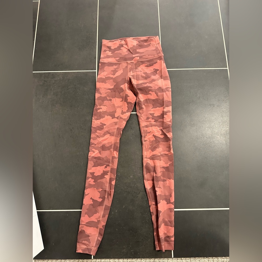 Lululemon leggings, rose pink, size 4.. fits like a size 2